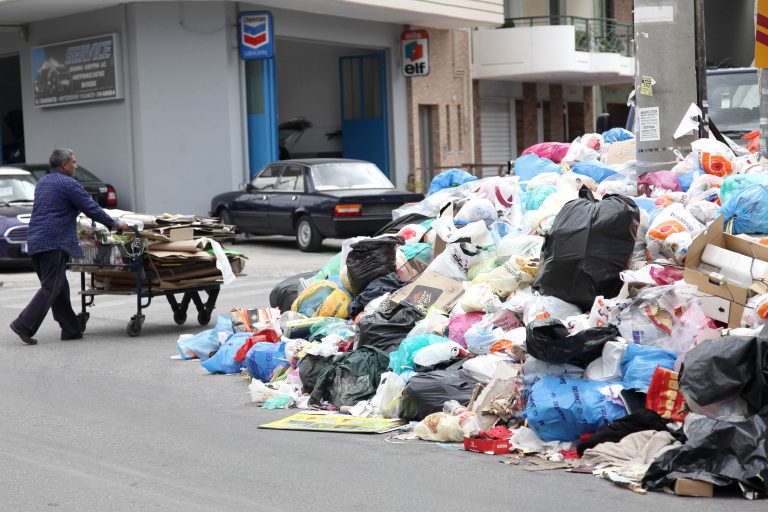 Κρήτη: »Μαλλιά κουβάρια» δημοτική αστυνομικός και λιμενικός για τα σκουπίδια! | Newsit.gr Κρήτη: »Μαλλιά κουβάρια» δημοτική αστυνομικός και λιμενικός για τα σκουπίδια! | Newsit.gr