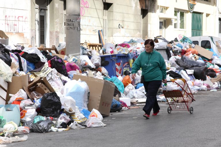 Τρίπολη: Τα σκουπίδια στις γειτονιές απλώνονται και… παίρνουν ύψος! ΒΙΝΤΕΟ | Newsit.gr Τρίπολη: Τα σκουπίδια στις γειτονιές απλώνονται και… παίρνουν ύψος! ΒΙΝΤΕΟ | Newsit.gr