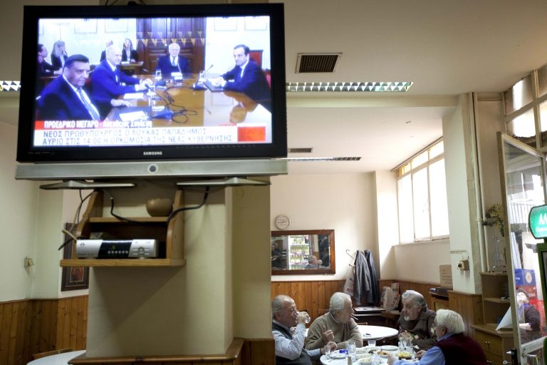 Γιαννιτσά: Τον έβλεπαν να τρέχει στους δρόμους, με μια τηλεόραση στην πλάτη! | Newsit.gr Γιαννιτσά: Τον έβλεπαν να τρέχει στους δρόμους, με μια τηλεόραση στην πλάτη! | Newsit.gr