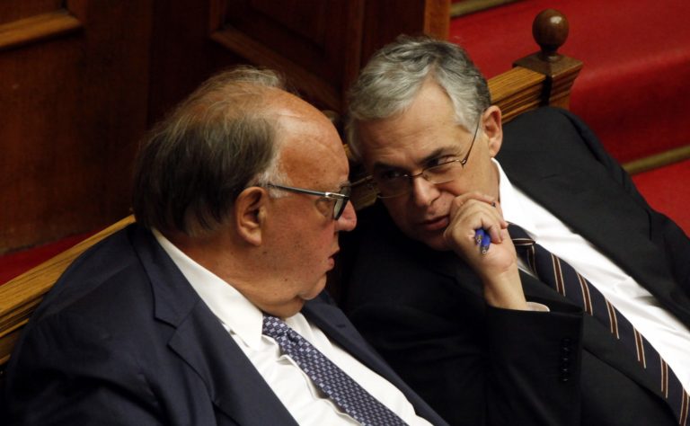 Κάλυψε τον Θ. Πάγκαλο που μίλησε για “μαλ…κες” ο Λ. Παπαδήμος | Newsit.gr Κάλυψε τον Θ. Πάγκαλο που μίλησε για “μαλ…κες” ο Λ. Παπαδήμος | Newsit.gr
