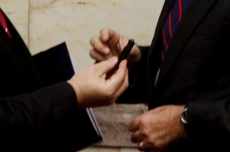 Σε πολλά χέρια τελικά η λίστα με τους 2.000 φοροφυγάδες – Ο Βενιζέλος την έστειλε στο Μαξίμου και ο πρωθυπουργός στο ΣΔΟΕ! | Newsit.gr Σε πολλά χέρια τελικά η λίστα με τους 2.000 φοροφυγάδες – Ο Βενιζέλος την έστειλε στο Μαξίμου και ο πρωθυπουργός στο ΣΔΟΕ! | Newsit.gr