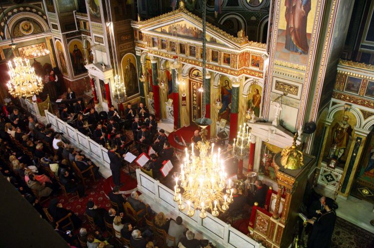 Πάτρα:Οι…μεγάλοι σταυροί που έκαναν σταμάτησαν όταν ανέβηκαν στον γυναικωνίτη! | Newsit.gr Πάτρα:Οι…μεγάλοι σταυροί που έκαναν σταμάτησαν όταν ανέβηκαν στον γυναικωνίτη! | Newsit.gr