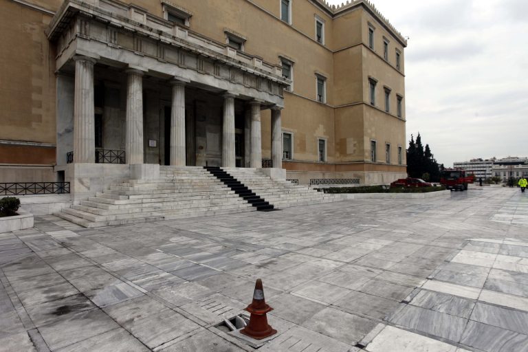 Όπου φύγει – φύγει οι υπάλληλοι της Βουλής – Για να μην χάσουν τα προκλητικά προνόμια βγαίνουν στην σύνταξη! | Newsit.gr Όπου φύγει – φύγει οι υπάλληλοι της Βουλής – Για να μην χάσουν τα προκλητικά προνόμια βγαίνουν στην σύνταξη! | Newsit.gr