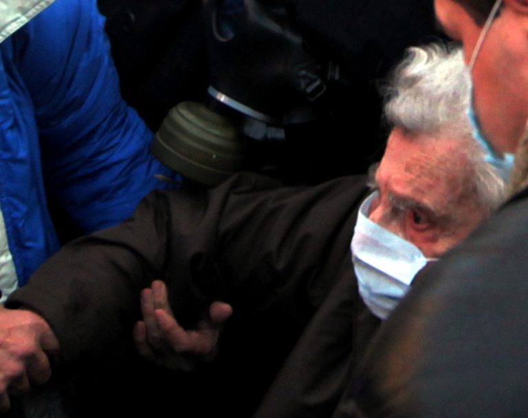 Θύματα χημικών Μίκης και Μ. Γλέζος – Είναι μέσα στο Κοινοβούλιο | Newsit.gr Θύματα χημικών Μίκης και Μ. Γλέζος – Είναι μέσα στο Κοινοβούλιο | Newsit.gr