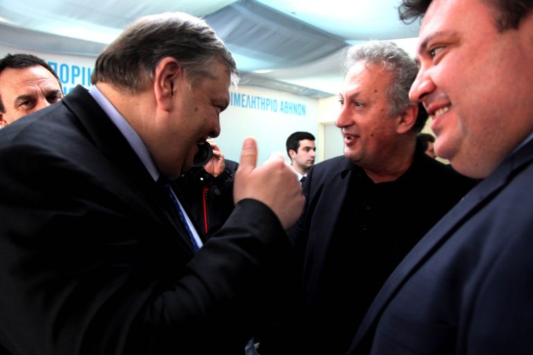Λοβέρδος, Σκανδαλίδης περιμένουν στη γωνία τον Βενιζέλο | Newsit.gr Λοβέρδος, Σκανδαλίδης περιμένουν στη γωνία τον Βενιζέλο | Newsit.gr