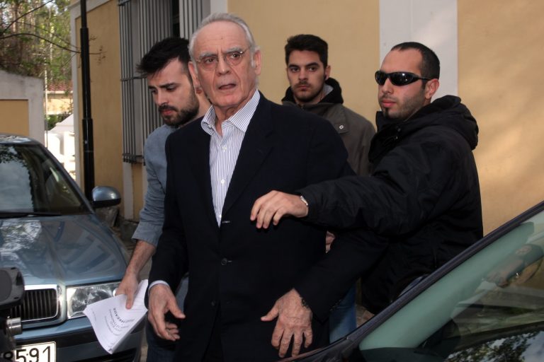 Στο μικροσκόπιο τα έγγραφα από το πολιτικό γραφείο του Άκη Τσοχατζόπουλου | Newsit.gr Στο μικροσκόπιο τα έγγραφα από το πολιτικό γραφείο του Άκη Τσοχατζόπουλου | Newsit.gr