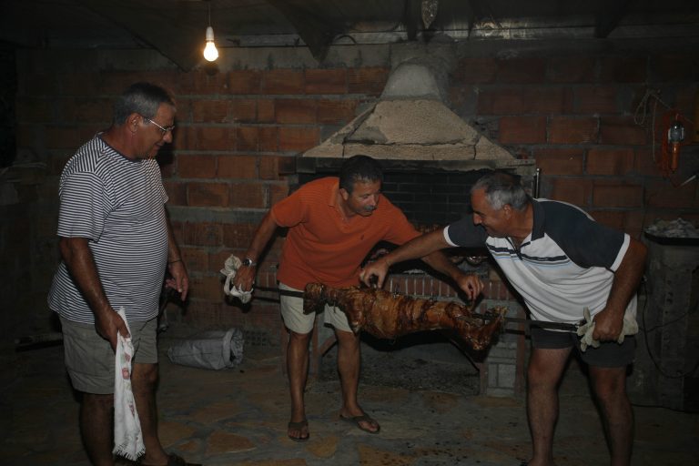 Φθιώτιδα:Με τα μαχαίρια στο λαιμό, πάνω από το Πασχαλινό τραπέζι! | Newsit.gr Φθιώτιδα:Με τα μαχαίρια στο λαιμό, πάνω από το Πασχαλινό τραπέζι! | Newsit.gr