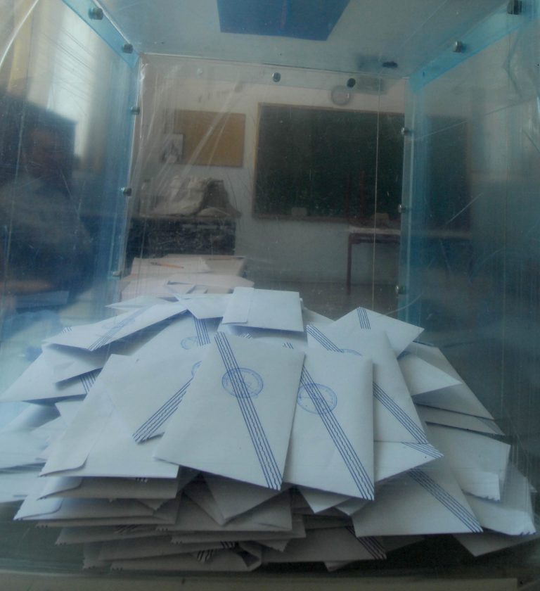 Ξάνθη: Χειροπέδες σε 7 άτομα, για παράβαση του εκλογικού νόμου! | Newsit.gr Ξάνθη: Χειροπέδες σε 7 άτομα, για παράβαση του εκλογικού νόμου! | Newsit.gr