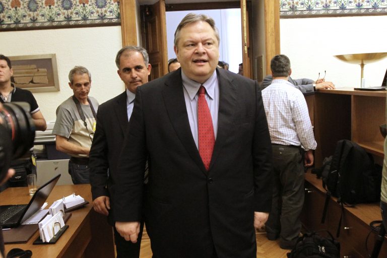 Σε βαρύ κλίμα σε μια αίθουσα μια σταλιά η Κ.Ο. του ΠΑΣΟΚ | Newsit.gr Σε βαρύ κλίμα σε μια αίθουσα μια σταλιά η Κ.Ο. του ΠΑΣΟΚ | Newsit.gr
