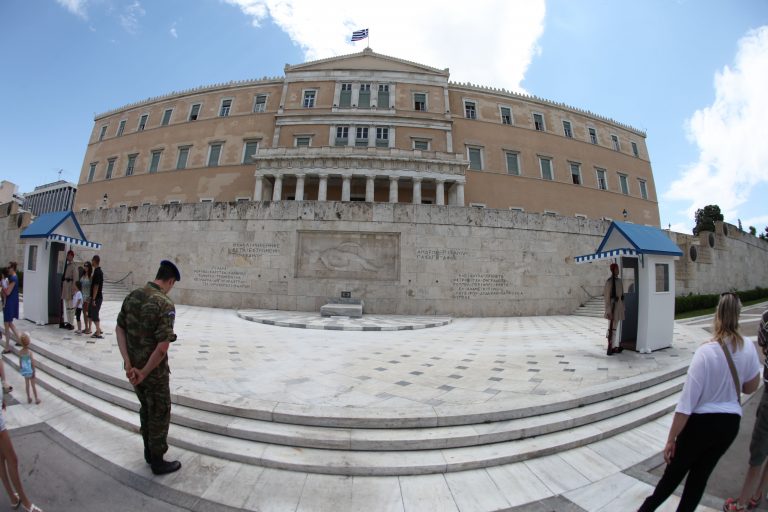 Γνωστά και άγνωστα προνόμια των υπαλλήλων της Βουλής | Newsit.gr Γνωστά και άγνωστα προνόμια των υπαλλήλων της Βουλής | Newsit.gr