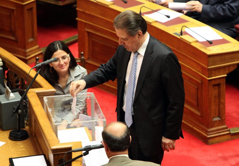 Πολύδωρας: Έδειξε το ψηφοδέλτιο με το όνομα του Μεϊμαράκη | Newsit.gr Πολύδωρας: Έδειξε το ψηφοδέλτιο με το όνομα του Μεϊμαράκη | Newsit.gr
