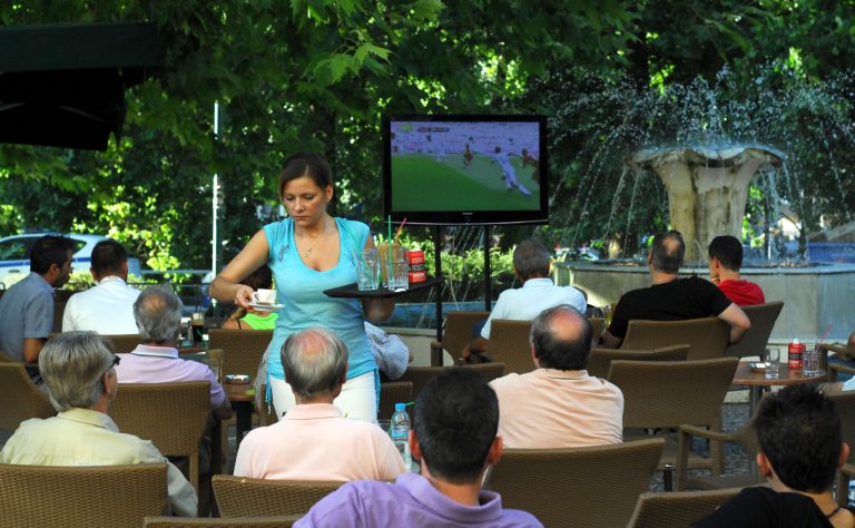 Αγρίνιο:Έπιναν καφέ και έβλεπαν να την κάνει μαύρη στο ξύλο! | Newsit.gr Αγρίνιο:Έπιναν καφέ και έβλεπαν να την κάνει μαύρη στο ξύλο! | Newsit.gr