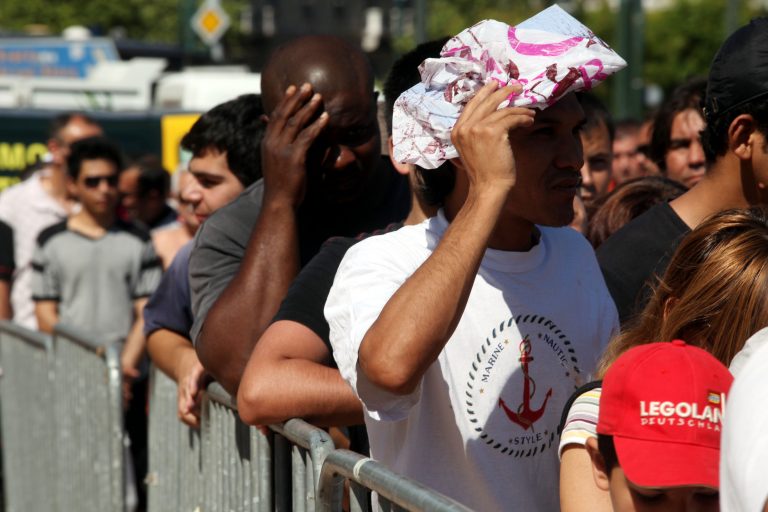 Θεσσαλονίκη: Στην ουρά κάτω από τον καυτό ήλιο, για δωρεάν λαχανικά! | Newsit.gr Θεσσαλονίκη: Στην ουρά κάτω από τον καυτό ήλιο, για δωρεάν λαχανικά! | Newsit.gr