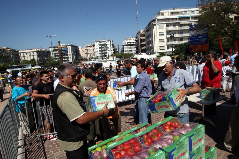 Ηράκλειο: Στην ουρά για μια τσάντα δωρεάν λαχανικά! | Newsit.gr Ηράκλειο: Στην ουρά για μια τσάντα δωρεάν λαχανικά! | Newsit.gr