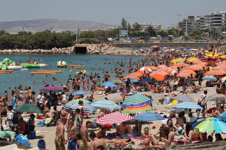 Σάμος: Χαροπαλεύει 7χρονο κοριτσάκι που έπαθε εγκεφαλικό σε παραλία! | Newsit.gr Σάμος: Χαροπαλεύει 7χρονο κοριτσάκι που έπαθε εγκεφαλικό σε παραλία! | Newsit.gr
