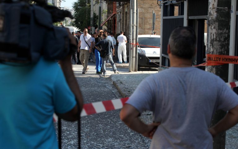 Σπάρτη:Του έσκασε στα χέρια,ο εκρηκτικός μηχανισμός που έβαζε σε αυτοκίνητο! | Newsit.gr Σπάρτη:Του έσκασε στα χέρια,ο εκρηκτικός μηχανισμός που έβαζε σε αυτοκίνητο! | Newsit.gr
