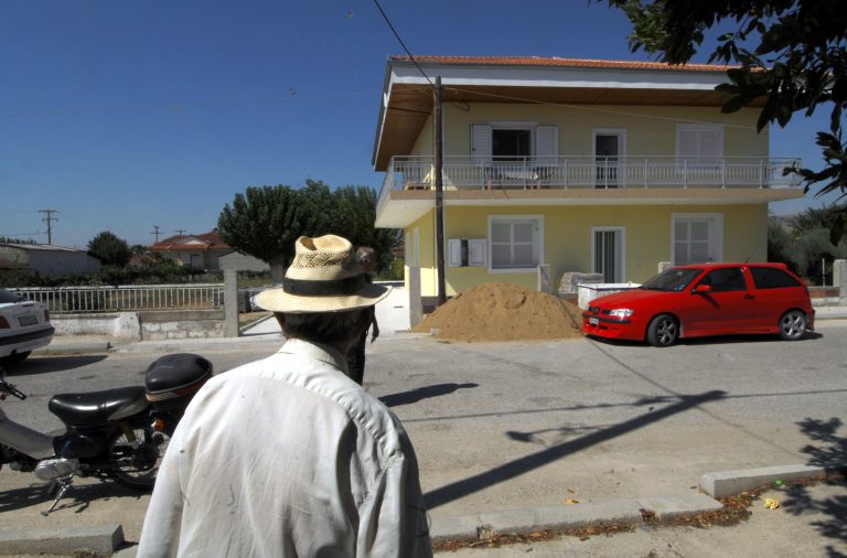 Αχαϊα: O ένας έξω οπλισμένος και ο άλλος μέσα κλειδωμένος! | Newsit.gr Αχαϊα: O ένας έξω οπλισμένος και ο άλλος μέσα κλειδωμένος! | Newsit.gr