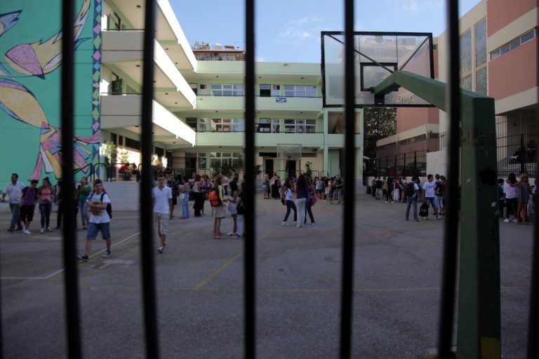 Αγρίνιο: Εισβολή τσιγγάνων σε γυμνάσιο και ερωτικά πειράγματα σε μαθήτριες! | Newsit.gr Αγρίνιο: Εισβολή τσιγγάνων σε γυμνάσιο και ερωτικά πειράγματα σε μαθήτριες! | Newsit.gr