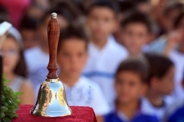 Μυτιλήνη:Μαθητές πηγαίνουν στο σχολείο με οτοστόπ και μέσα σε καρότσες! | Newsit.gr Μυτιλήνη:Μαθητές πηγαίνουν στο σχολείο με οτοστόπ και μέσα σε καρότσες! | Newsit.gr