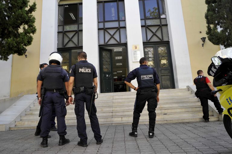 Πρώτα δολοφονία και τώρα απόδραση! – Ξέφραγο αμπέλι η Ευελπίδων – Αλλοδαπός έφυγε την ώρα της μεταφοράς του στον εισαγγελέα | Newsit.gr Πρώτα δολοφονία και τώρα απόδραση! – Ξέφραγο αμπέλι η Ευελπίδων – Αλλοδαπός έφυγε την ώρα της μεταφοράς του στον εισαγγελέα | Newsit.gr