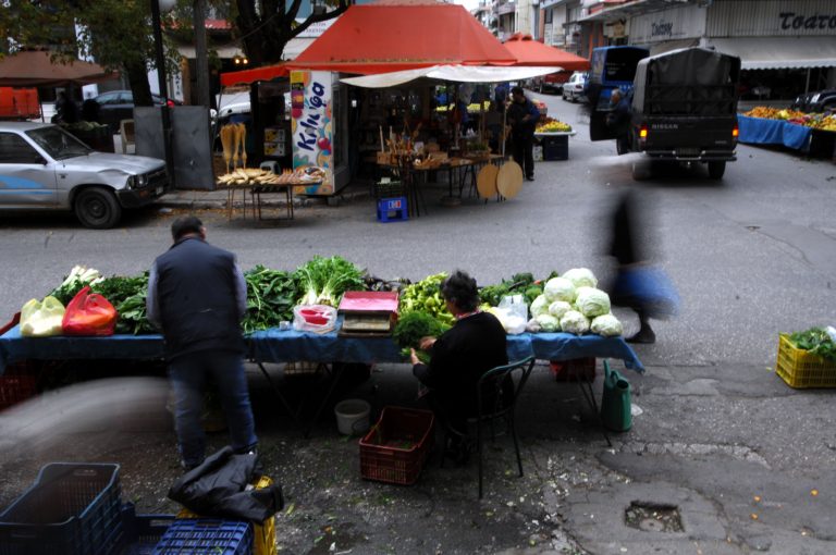 Τρίκαλα: Ένα κορνάρισμα έκανε ρινγκ τη λαϊκή – Μαλλί με μαλλί οι γυναίκες! | Newsit.gr Τρίκαλα: Ένα κορνάρισμα έκανε ρινγκ τη λαϊκή – Μαλλί με μαλλί οι γυναίκες! | Newsit.gr