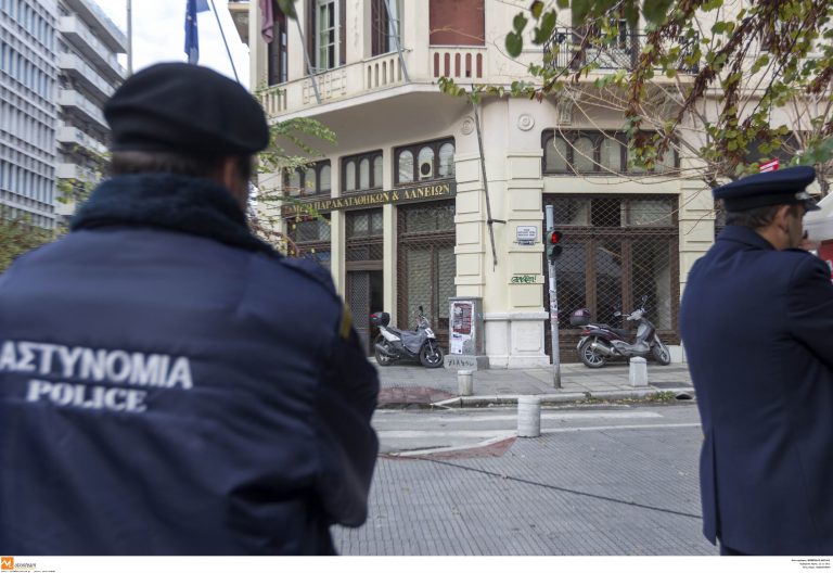 Αστυνομικοί κάνουν μεροκάματα στη Χρυσή Αυγή; | Newsit.gr Αστυνομικοί κάνουν μεροκάματα στη Χρυσή Αυγή; | Newsit.gr