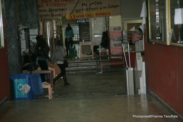 Θεσσαλονίκη: Έσπασαν το αυτοκίνητο καθηγητή του ΑΠΘ την ώρα που έκανε μάθημα! | Newsit.gr Θεσσαλονίκη: Έσπασαν το αυτοκίνητο καθηγητή του ΑΠΘ την ώρα που έκανε μάθημα! | Newsit.gr