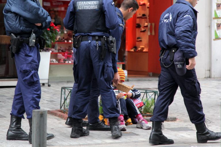 Τέσσερις αστυνομικοί εναντίον μικρής ζητιάνας στην οδό Ερμού | Newsit.gr Τέσσερις αστυνομικοί εναντίον μικρής ζητιάνας στην οδό Ερμού | Newsit.gr