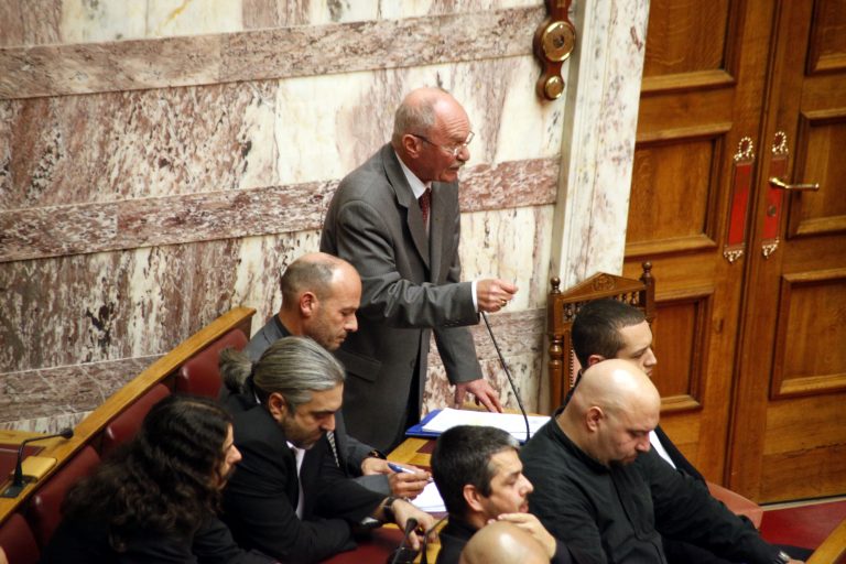 Άγρια κόντρα στην Βουλή! Τους αποκάλεσε μόρφωμα και νόμισαν ότι τους έβρισε! | Newsit.gr Άγρια κόντρα στην Βουλή! Τους αποκάλεσε μόρφωμα και νόμισαν ότι τους έβρισε! | Newsit.gr