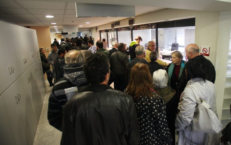 Ζάκυνθος: Οι… παπάδες στην ουρά της εφορίας ήταν ένοπλοι Αλβανοί ληστές! | Newsit.gr Ζάκυνθος: Οι… παπάδες στην ουρά της εφορίας ήταν ένοπλοι Αλβανοί ληστές! | Newsit.gr