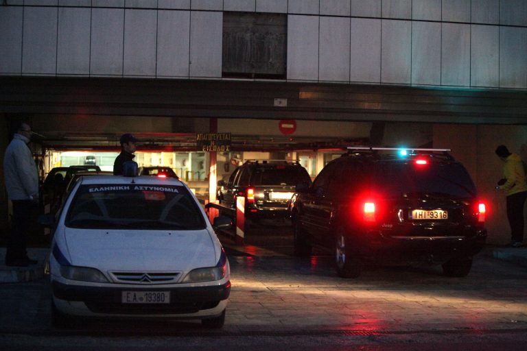Είχαν συλλάβει 2 από τα μέλη των “Πυρήνων” που διαφεύγουν! – Τους άφησαν ελεύθερους και «χτύπησαν» και στην Κοζάνη! | Newsit.gr Είχαν συλλάβει 2 από τα μέλη των “Πυρήνων” που διαφεύγουν! – Τους άφησαν ελεύθερους και «χτύπησαν» και στην Κοζάνη! | Newsit.gr