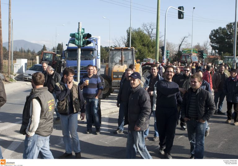 Σέρρες: Οι αγρότες έκλεισαν την εθνική οδό με καθιστική διαμαρτυρία! | Newsit.gr Σέρρες: Οι αγρότες έκλεισαν την εθνική οδό με καθιστική διαμαρτυρία! | Newsit.gr