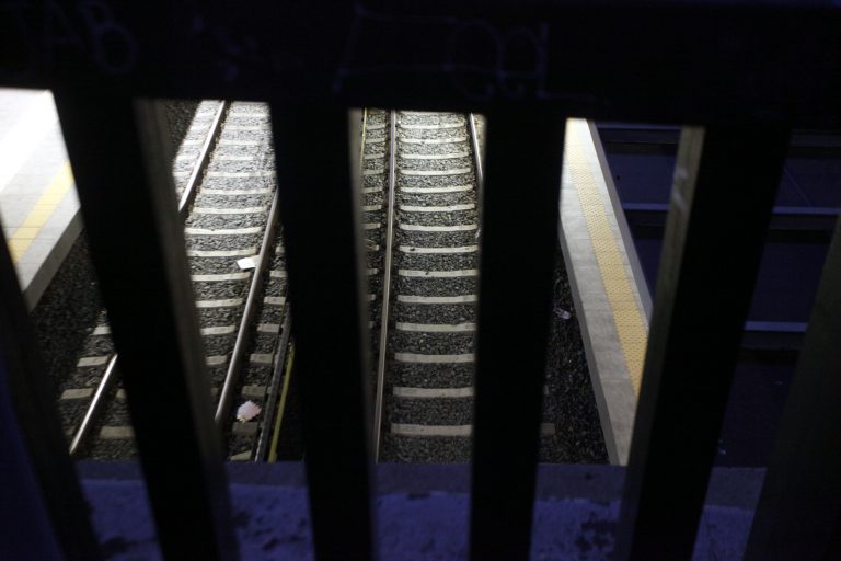 Βέροια: Τραγωδία στις ράγες – Αμαξοστοιχία διαμέλισε πεζό! | Newsit.gr Βέροια: Τραγωδία στις ράγες – Αμαξοστοιχία διαμέλισε πεζό! | Newsit.gr