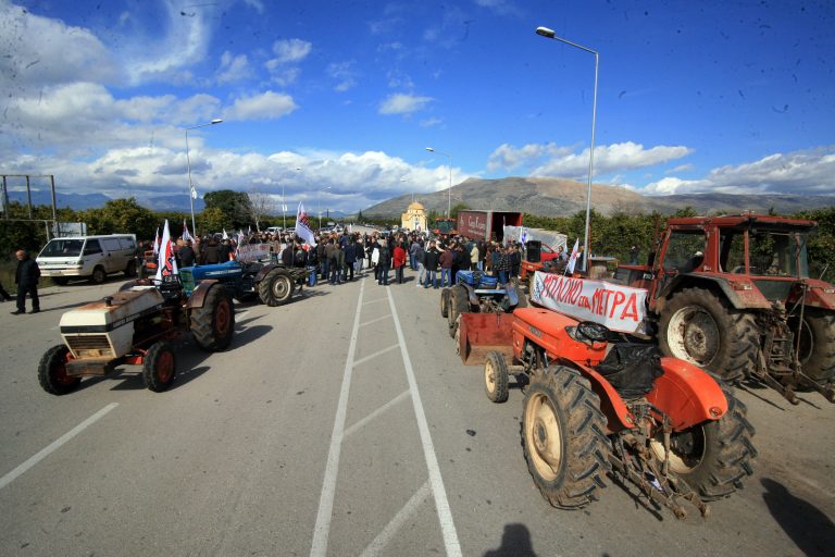 Μαγνησία: Αστυνομικοί σταμάτησαν αγρότες του Πηλίου – Συνεχείς διαπραγματεύσεις | Newsit.gr Μαγνησία: Αστυνομικοί σταμάτησαν αγρότες του Πηλίου – Συνεχείς διαπραγματεύσεις | Newsit.gr