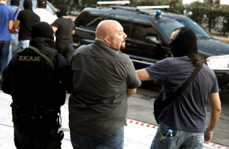 Από το όπλο του Παναγιώταρου οι μπαλωθιές στην κηδεία Ντερτιλή | Newsit.gr Από το όπλο του Παναγιώταρου οι μπαλωθιές στην κηδεία Ντερτιλή | Newsit.gr