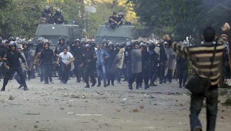 Εκατοντάδες οι τραυματίες στην πλατεία Ταχρίρ – ΦΩΤΟ | Newsit.gr Εκατοντάδες οι τραυματίες στην πλατεία Ταχρίρ – ΦΩΤΟ | Newsit.gr