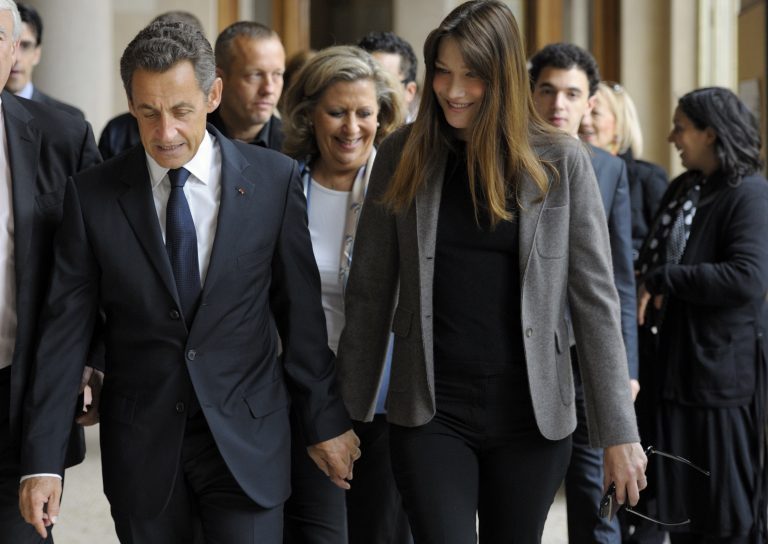 Έκαναν φύλλο και φτερό το σπίτι και το γραφείο του Σαρκοζί | Newsit.gr Έκαναν φύλλο και φτερό το σπίτι και το γραφείο του Σαρκοζί | Newsit.gr