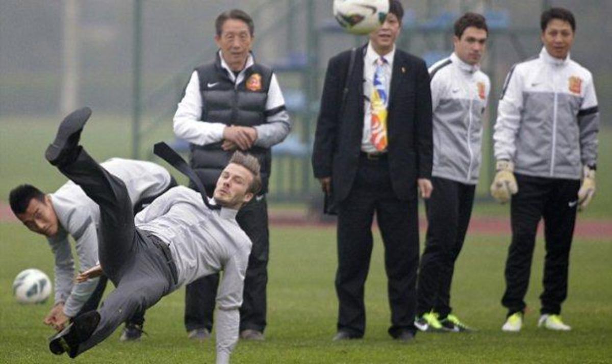 Δες την τούμπα του David Beckham με κοστούμι στο γήπεδο! | Newsit.gr Δες την τούμπα του David Beckham με κοστούμι στο γήπεδο! | Newsit.gr