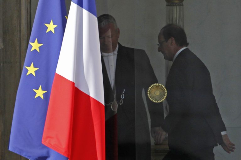Allons enfants de la Patrie! Βενιζέλος και Τσίπρας σφάζονται στην ποδιά του Ολάντ! | Newsit.gr Allons enfants de la Patrie! Βενιζέλος και Τσίπρας σφάζονται στην ποδιά του Ολάντ! | Newsit.gr
