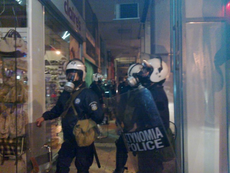 Πάτρα: Μολότοφ,ξύλο και χημικά έξω από την Α’ΔΟΥ – Δείτε βίντεο! | Newsit.gr Πάτρα: Μολότοφ,ξύλο και χημικά έξω από την Α’ΔΟΥ – Δείτε βίντεο! | Newsit.gr