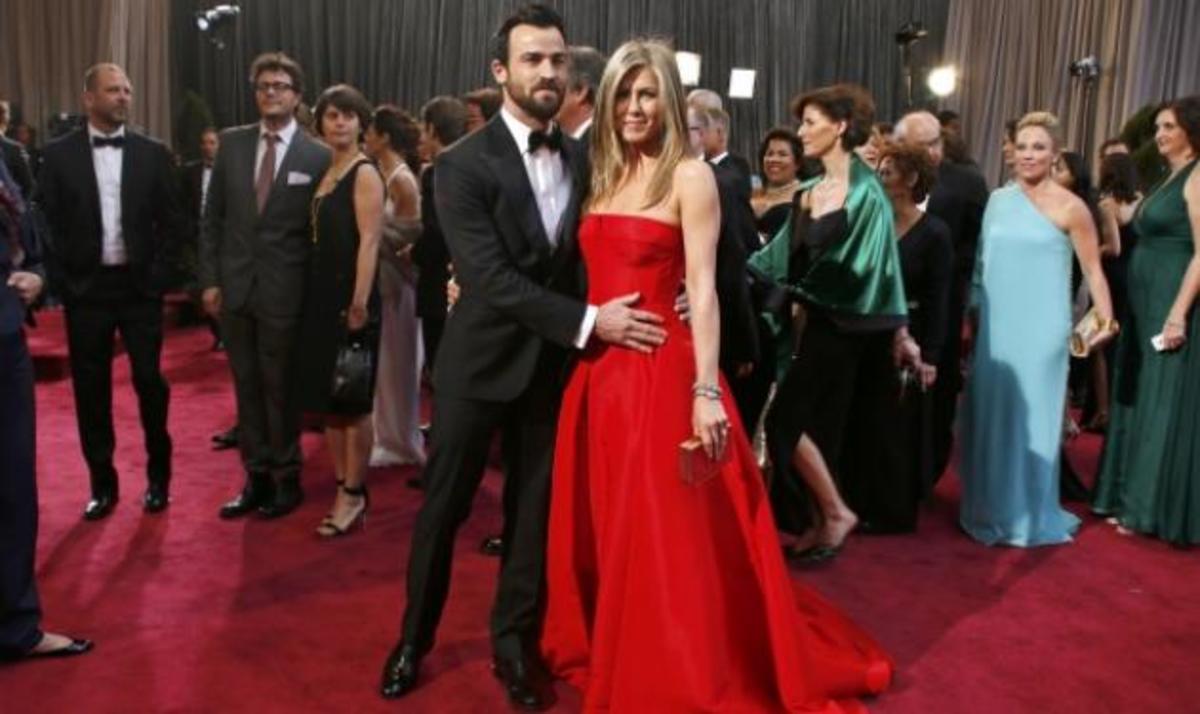 Η J. Aniston: Υπέροχη στα 43 της, με κόκκινη τουαλέτα στο κόκκινο χαλί! | Newsit.gr Η J. Aniston: Υπέροχη στα 43 της, με κόκκινη τουαλέτα στο κόκκινο χαλί! | Newsit.gr
