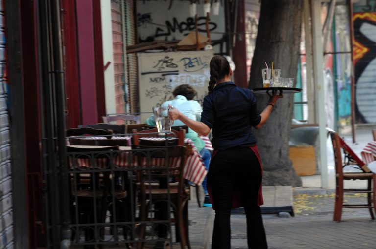 Αποτέλεσμα εικόνας για σερβιτορα σε καφετερια