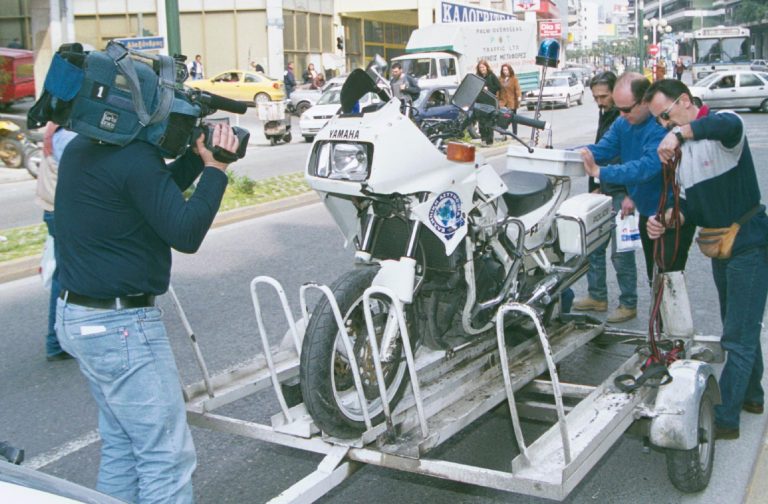 Θήβα: Οδηγός χωρίς δίπλωμα παρέσυρε και εγκατέλειψε αστυνομικό! | Newsit.gr Θήβα: Οδηγός χωρίς δίπλωμα παρέσυρε και εγκατέλειψε αστυνομικό! | Newsit.gr