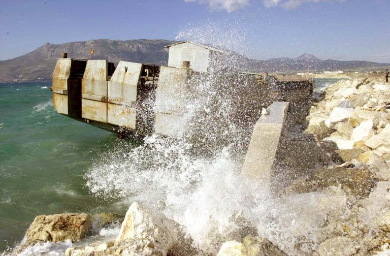 Μυτιλήνη: Περπατούσε και αντίκρισε πτώμα ημίγυμνης γυναίκας στο λιμάνι! | Newsit.gr Μυτιλήνη: Περπατούσε και αντίκρισε πτώμα ημίγυμνης γυναίκας στο λιμάνι! | Newsit.gr