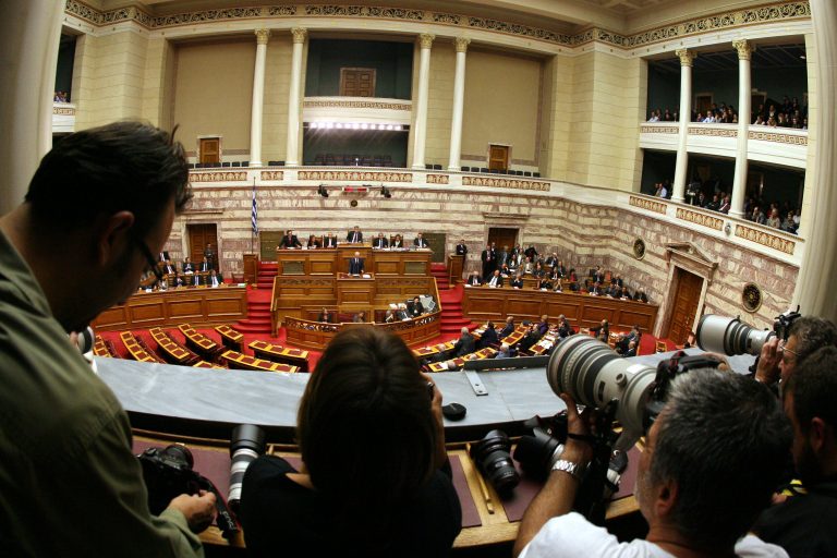 Μέσα στη συζήτηση για την ψήφο εμπιστοσύνης – Δείτε φωτό | Newsit.gr Μέσα στη συζήτηση για την ψήφο εμπιστοσύνης – Δείτε φωτό | Newsit.gr