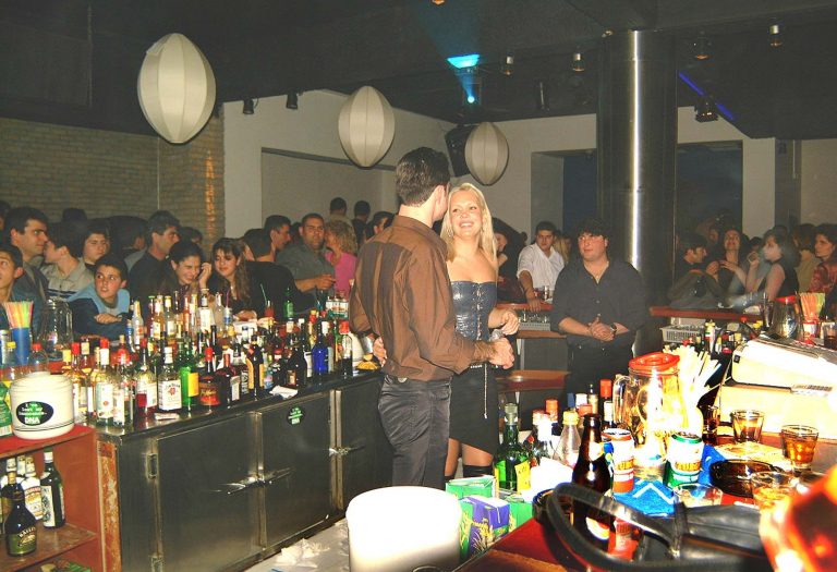 Λαμία: Πελάτες bar ξυλοκόπησαν ιδιοκτήτη και υπάλληλο για να τους κλέψουν! | Newsit.gr Λαμία: Πελάτες bar ξυλοκόπησαν ιδιοκτήτη και υπάλληλο για να τους κλέψουν! | Newsit.gr