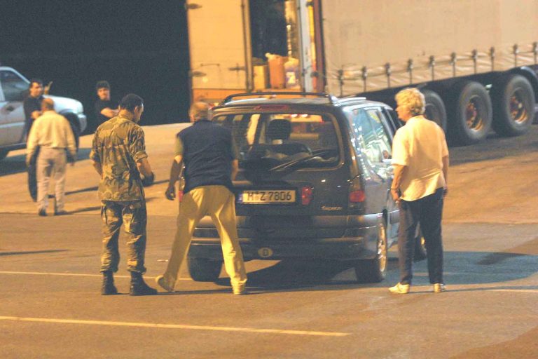 Πάτρα: Λαθρομετανάστες πλάκωσαν στο ξύλο λιμενικό! | Newsit.gr Πάτρα: Λαθρομετανάστες πλάκωσαν στο ξύλο λιμενικό! | Newsit.gr