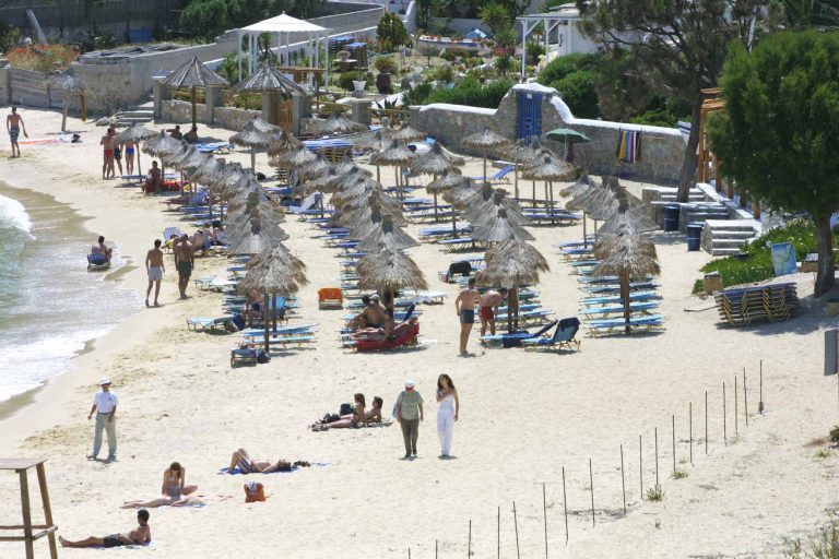 Μύκονος: Μαφιόζικη επίθεση κουκουλοφόρων σε μετανάστες στην Ψαρού! | Newsit.gr Μύκονος: Μαφιόζικη επίθεση κουκουλοφόρων σε μετανάστες στην Ψαρού! | Newsit.gr