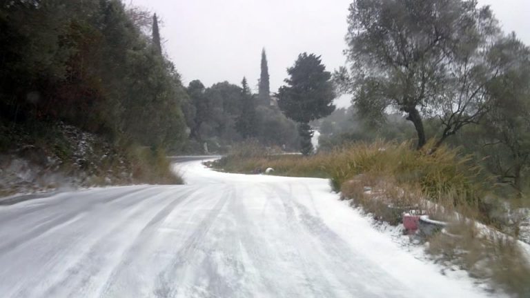 Εύβοια: Το χιόνι στη Ράχη αγγίζει τα 3 μέτρα – Φωτό και βίντεο! | Newsit.gr Εύβοια: Το χιόνι στη Ράχη αγγίζει τα 3 μέτρα – Φωτό και βίντεο! | Newsit.gr