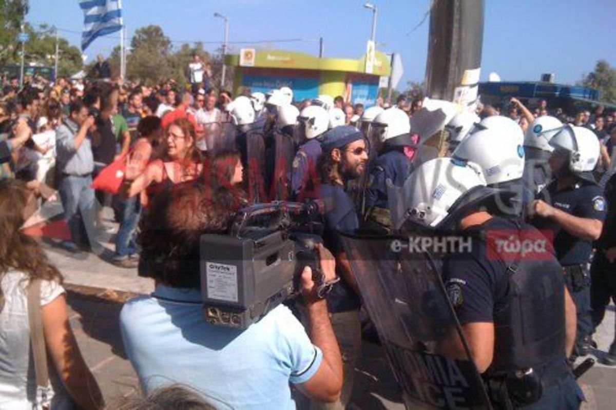 Ηράκλειο: Φυγάδευσαν τους επισήμους – Μπουκάλια και συνθήματα στην παρέλαση! | Newsit.gr Ηράκλειο: Φυγάδευσαν τους επισήμους – Μπουκάλια και συνθήματα στην παρέλαση! | Newsit.gr